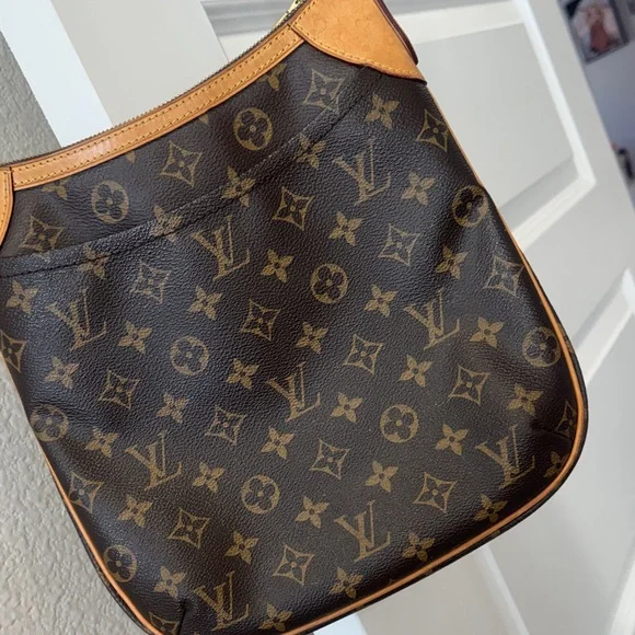 Louis Vuitton Monogram Canvas Shoulder Bag - Picture 4 of 17